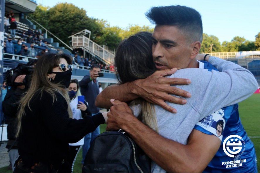 Los jugadores de Gimnasia se acercaron a saludar a Dalma ya Gianinna tras el homenaje a Diego