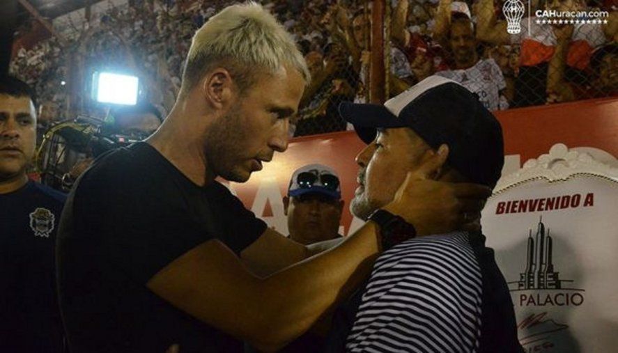 Israel Damonte junto a Diego Maradona en la cancha de Huracán