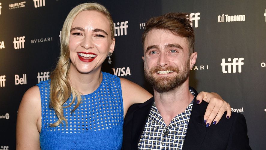 Daniel Radcliffe junto a su pareja Erin Darke.