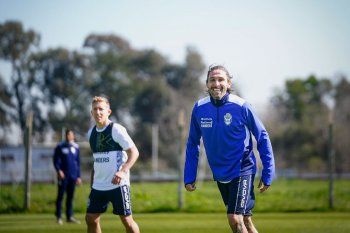 Pablo De Blasis y Lucas Castro entrenan y esperan su oportunidad en Gimnasia.