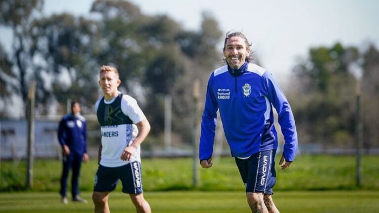 Volvieron a Gimnasia y miran más de lo que juegan: cuántos minutos suman Pablo De Blasis y Lucas Castro