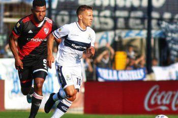 Pablo De Blasis en el partido entre Gimnasia y River por la Copa de la Liga Profesional