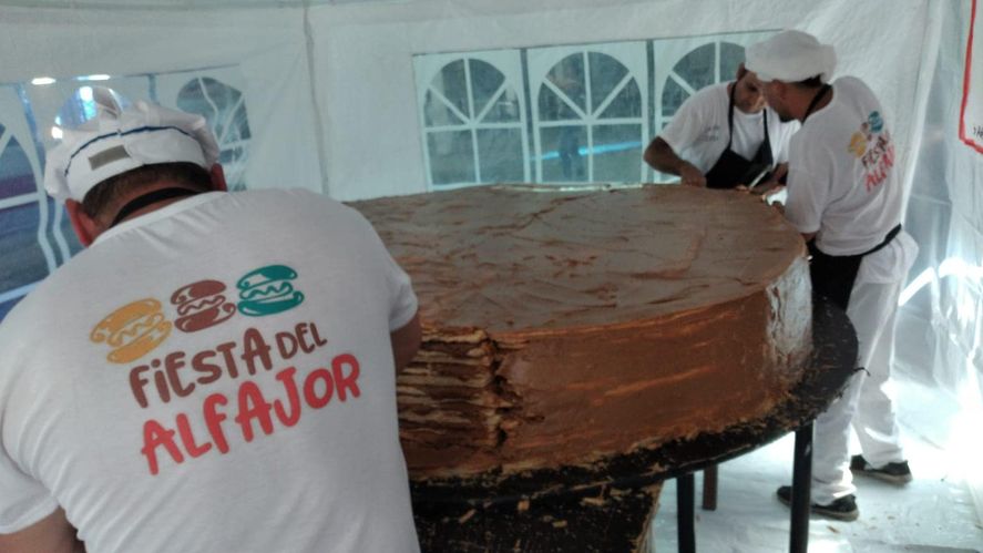 Este fin de semana, la localidad bonaerense De la Garma realizará el alfajor más grande del mundo. Buscan que pese 620 kilogramos y supere su propio récord.