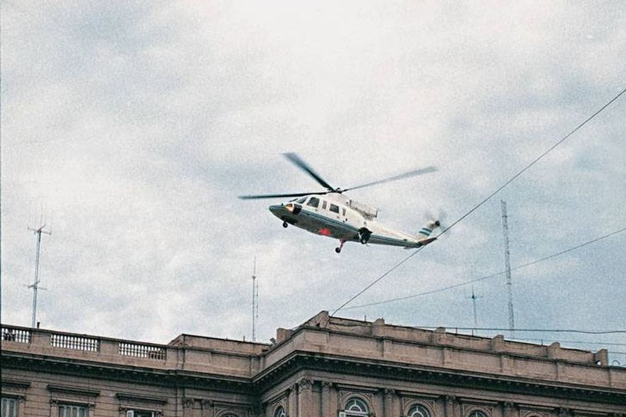 El helicóptero presidencial, con Fernando De la Rúa a bordo, deja la Casa Rosada en diciembre de 2001