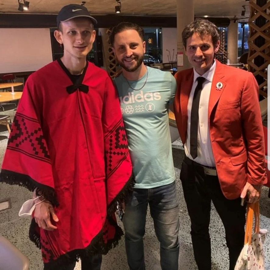 De todas las fotos que le tomaron al especialista en criptomonedas e inventor de Ethereum, esta con el poncho, fue la más exótica 