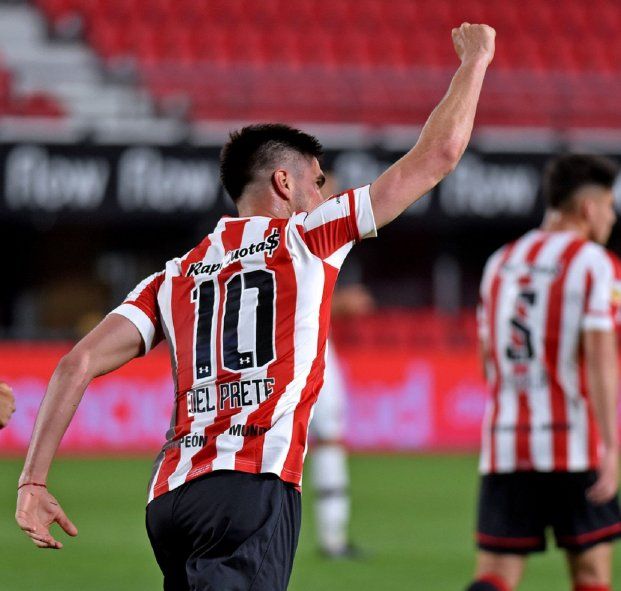 Gustavo Del Prete festeja su gol en Estudiantes ante Platense