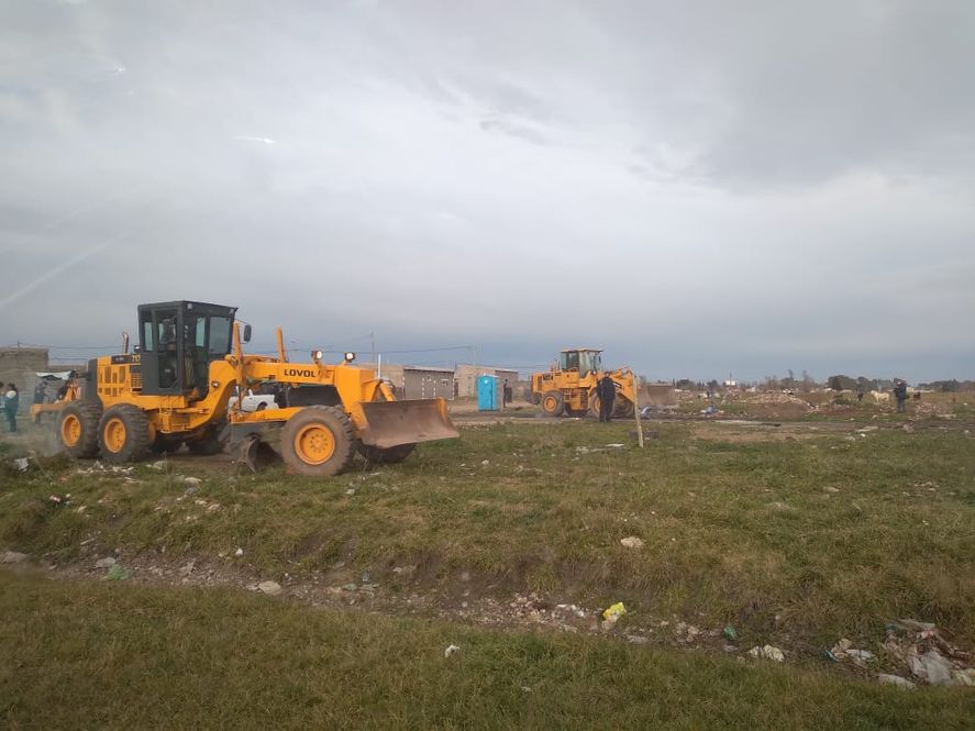 Topadoras en el desalojo de la toma de terrenos de Olavarría
