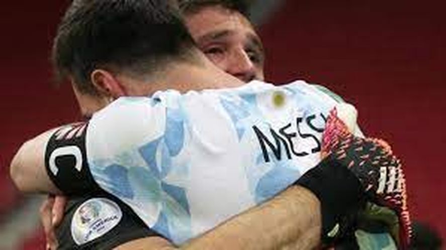 El abrazo de Messi y Martínez trajo recuerdos de las épicas jornadas de Maradona y Goycochea.
