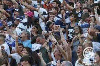 Hinchas de Gimnasia y un acto solidario con un hincha de Estudiantes.  