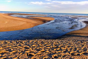 desembocadura del sauce en fotos: la playa escondida de monte hermoso que mezcla rio y mar