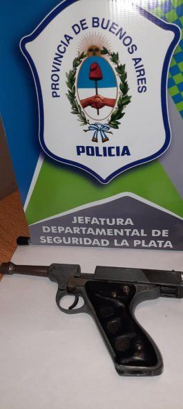Detienen a un joven que iba en una moto robada y con una pistola semiautomática