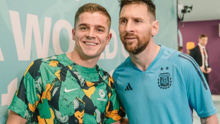 No jugó ni un minuto en Qatar pero se llevó el premio mayor: quién es el australiano que se quedó la camiseta de Messi en su partido N°1.000