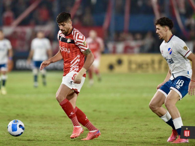 Leandro Díaz delantero de Estudiantes ante Nacional por Copa Libertadores