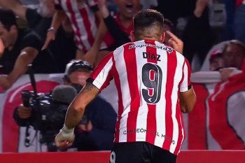 Leandro Díaz festeja su gol y la clasificación de Estudiantes a la Fase 3 de la Copa Libertadores