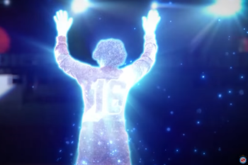 Iluminado y eterno: el Diego Maradona vurtual agradeció a la gente haber ido a la cancha que lo vio crecer.