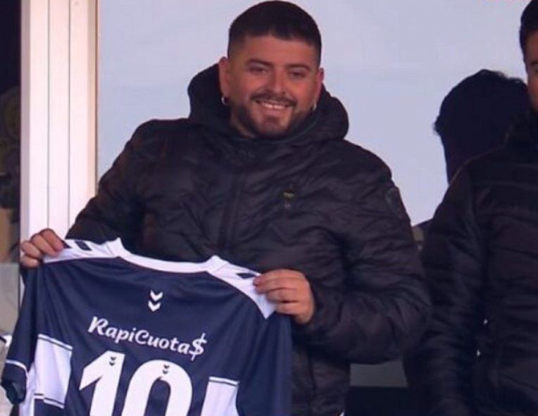 Diego Jr. Maradona presente en el Bosque para ver a Gimnasia ante Patronato y con el amor de su padre Diego Maradona