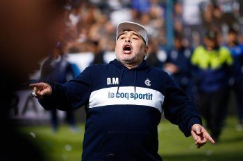 Diego Maradona en el Bosque, el día de su presentación en Gimnasia.