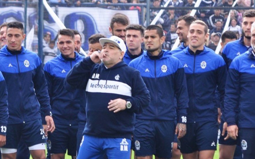 Víctor Ayala junto a Diego Maradona en su presentación en Gimnasia (Foto: prensa GELP).