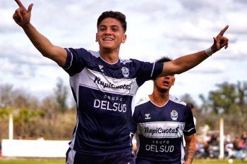 Diego Mastrángelo festeja uno de sus goles en la Reserva de Gimnasia.
