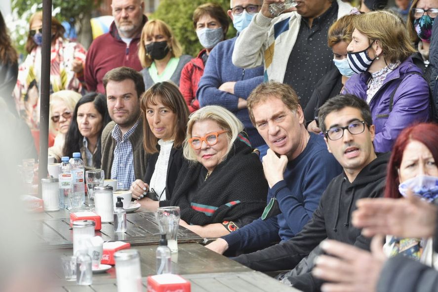 Diego Santilli y Elisa Carrió en una reunión con vecinos en Miramar