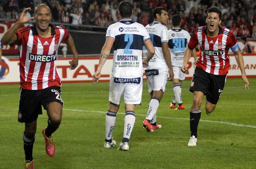 Diego Vera grita el gol con el que Estudiantes eliminó a Gimnasia en 2014.