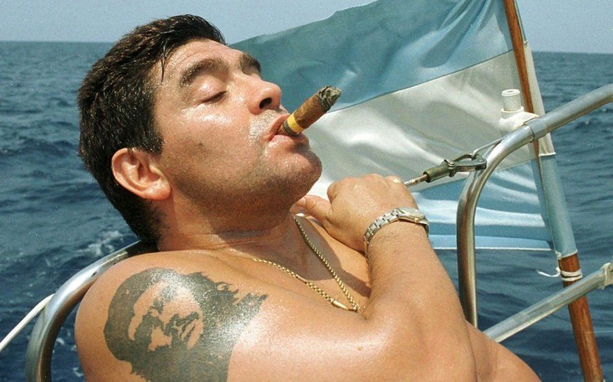 Diego Maradona y su gusto por los habanos: una marca de cigarros llevaba su nombre.