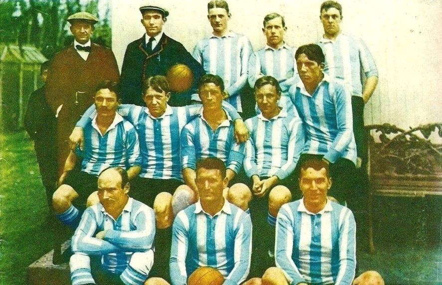 Historia pura: Argentina estrenó su camiseta a bastones frente a Uruguay.
