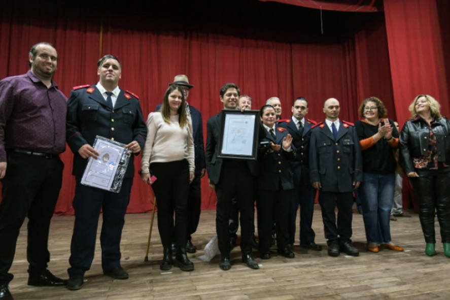 Axel Kicillof entregó escrituras a vecinos de Ameghino y al cuartel de Bomberos Voluntarios