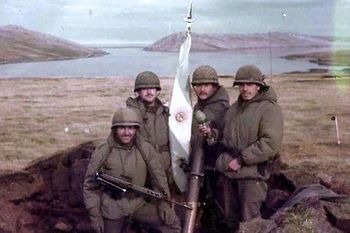 Veteranos de Malvinas honran la lucha de los soldados argentinos que padecieron violaciones de los derechos humanos en la Guerra