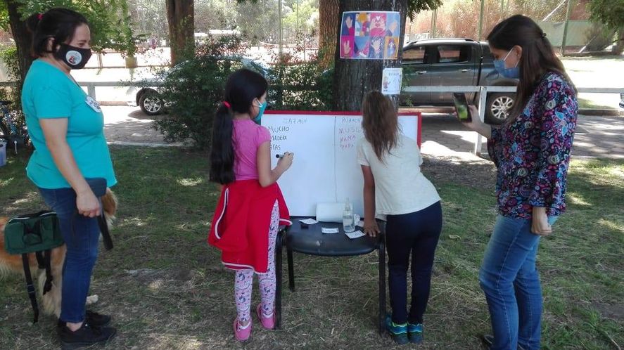 La docente de La Plata apela a la creatividad y la innovación en sus clases (Foto: Facebook)