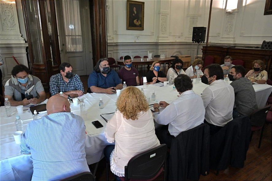 Los gremios docentes que integra el FUDB solicitaron de manera "urgente" la convocatoria a la comisión técnica para revisar lo acordado en paritaria.