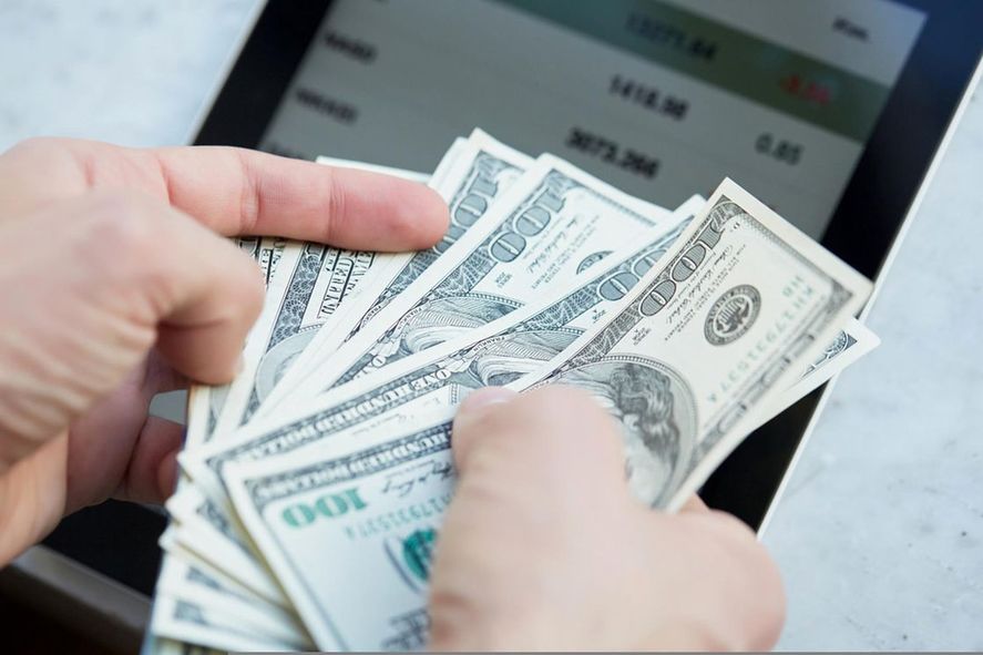 El valor del dólar oficial alcanzó los $99,75 para la compra y $105,75 para la venta, este martes 23 de noviembre.