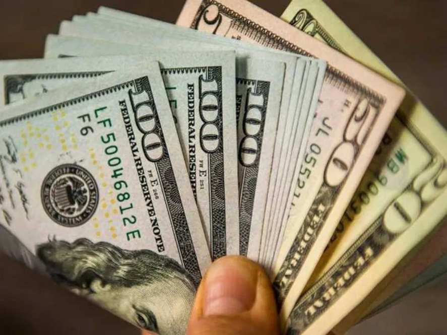 El valor del dólar oficial alcanzó los $99,25 para la compra y $105,25 para la venta, este lunes 8 de noviembre.