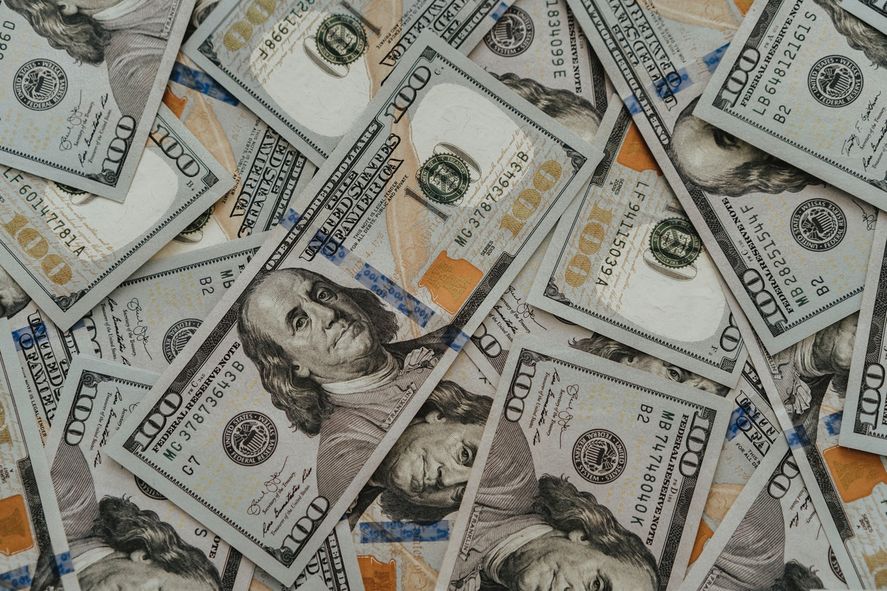 El valor del dólar oficial alcanzó los $99,50 para la compra y $105,50 para la venta, este jueves 18 de noviembre.