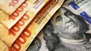 El dólar rompe el techo de la banda y el riesgo país salta mientras el Gobierno interviene sin éxito