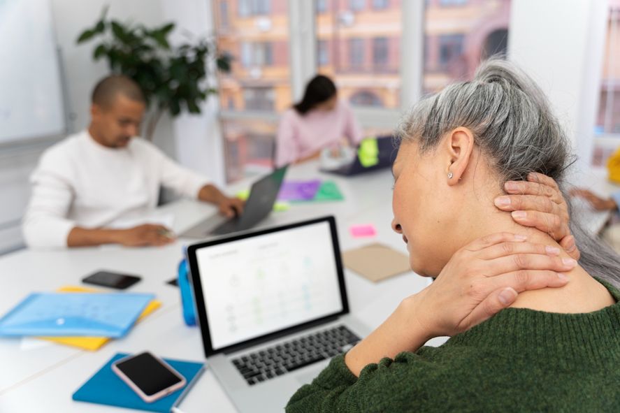 El Colegio de Kinesiólogos bonaerense lanzó algunas recomendaciones para evitar dolores musculares y tener una buena postura al realizar home office.