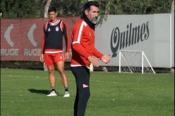 Eduardo Domínguez en el entrenamiento de Estudiantes