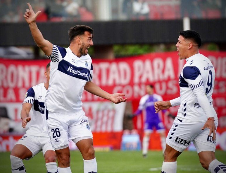 Alexis Domínguez grita su gol en la visita de Gimnasia a Barracas Central.