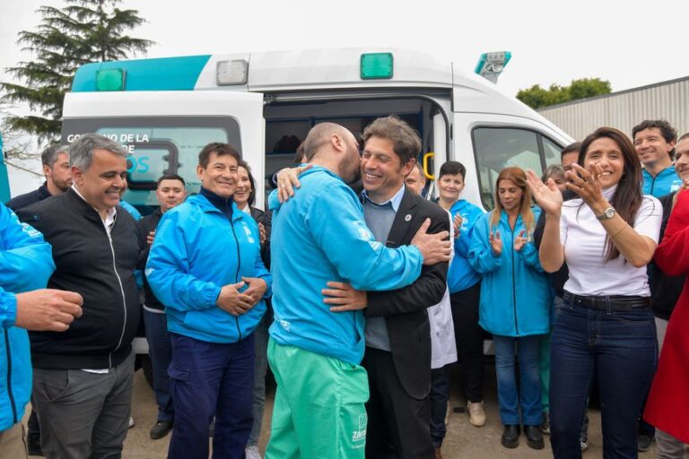 En Zárate, Axel Kicillof anunció la construcción de dos nuevos hospitales y entregó más de 700 netbooks a estudiantes