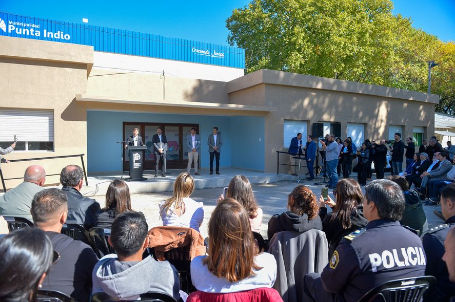 El gobernador Axel Kicillof, funcionarios nacionales y provinciales llegaron a Punta Indio, donde se realizaron anuncios sobre educación y obras viales.