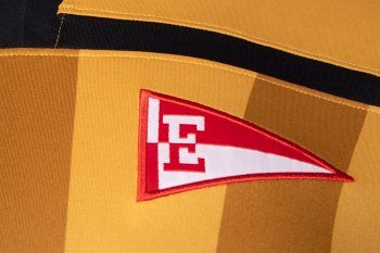 Estudiantes presentó el nuevo diseño de Under Armour.