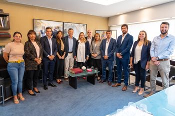 El expresidente Mauricio Macri junto a los senadores bonaerenses del PRO.