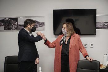 El jefe de Gabinete bonaerense, Carlos Bianco, felicita a la flamante presidenta del CEAMSE, Mónica Cappellini.