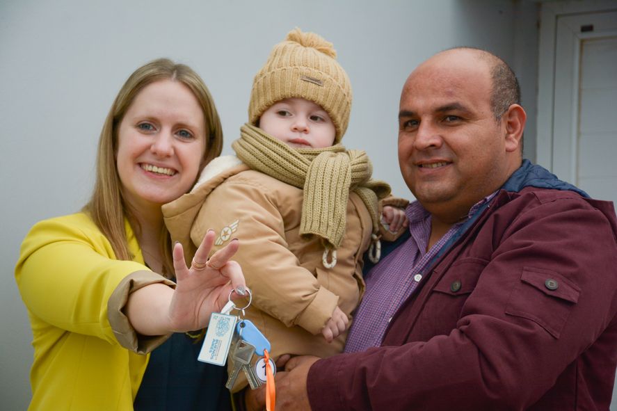 En diversos municipios de la Provincia se levantan viviendas para las familias, que las pagan en un plan a varios años. En diversos municipios de la Provincia se levantan viviendas para las familias, que las pagan en un plan a varios años.