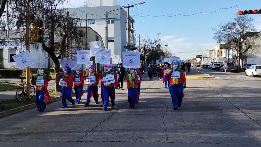 Durante una protesta en Olavarría por las paritarias, municipales se vistieron de payasos: “Es una representación grotesca de algunos funcionarios” dijeron. Durante una protesta en Olavarría por las paritarias, municipales se vistieron de payasos: “Es una representación grotesca de algunos funcionarios” dijeron.