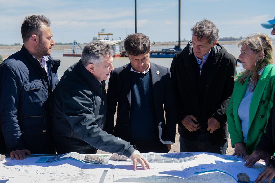 Durante una visita a la obra de dragado del Río Salado, Axel Kicillof reivindicó su relación con el campo: “No prometí nada pero hicimos un montón y se valora”.