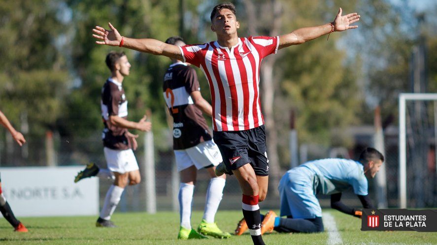 Ezequiel Naya festeja uno de sus goles en la Reserva de Estudiantes. (FOTO: @EdelpOficial)