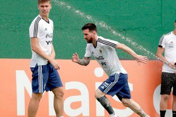 Foyth junto a Messi, una imagen que se repetirá por decisión de Scaloni.