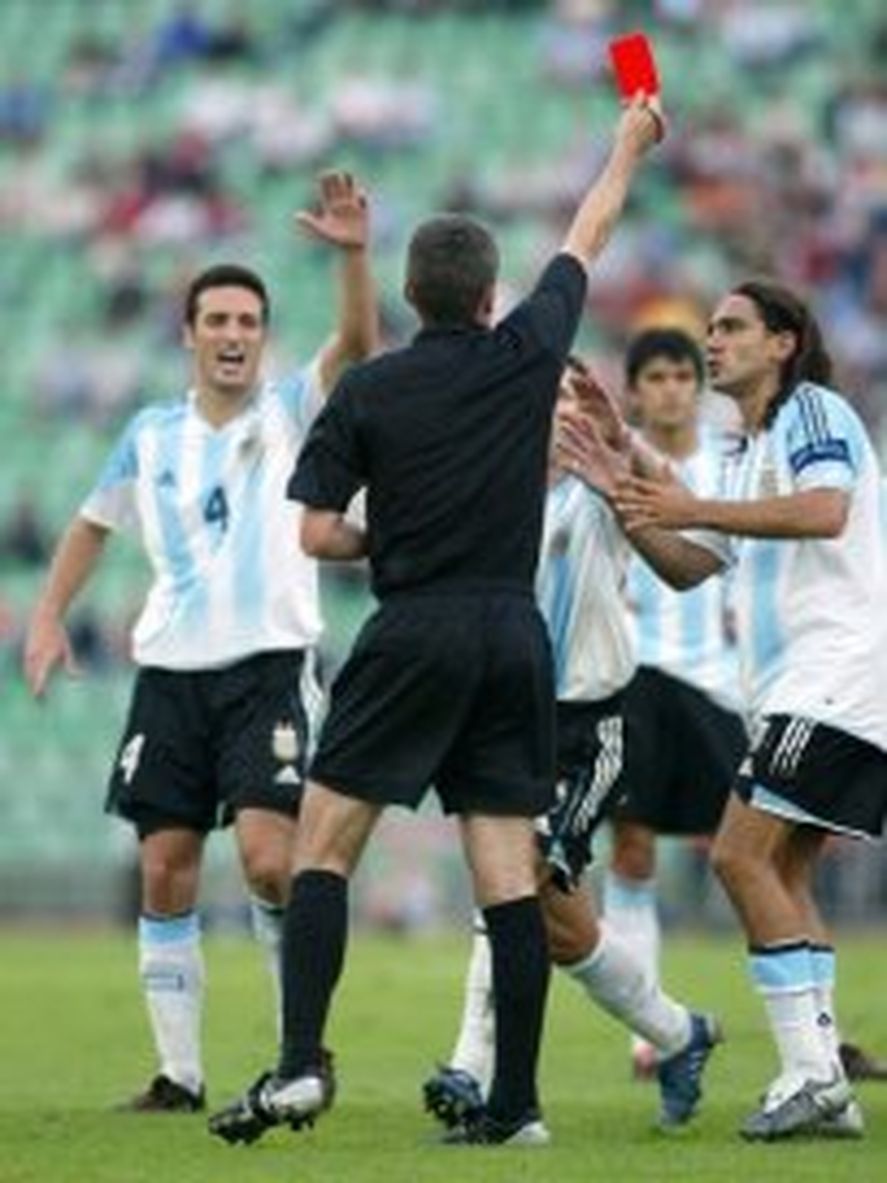 Una roja para la historia: A Messi lo atpa el árbitro de frente aparece Scaloni, el técnico que lo sacó campeón.