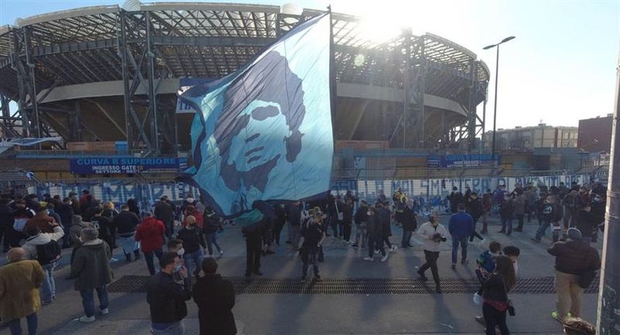 Tierra sagrada: el estadio de Nápoli lleva el nombre de Maradona tras su fallecimiento.